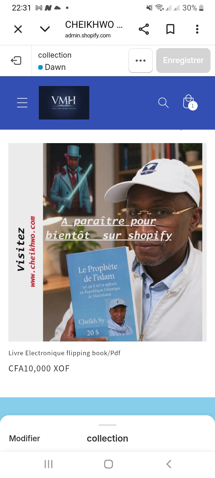 Cheikh Sy tenant le livret avec cadre magicien